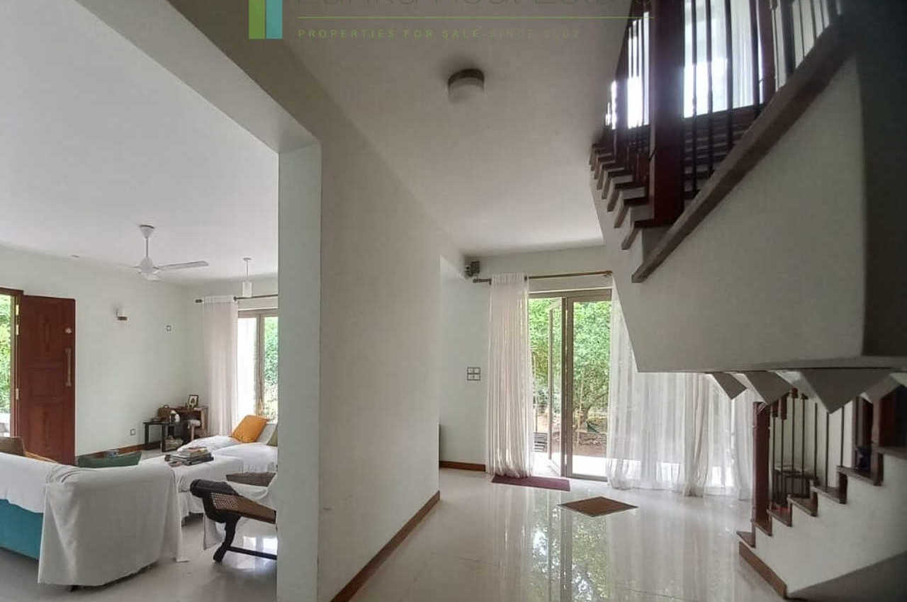 Modern villa near the beach between Colombo and Negombo