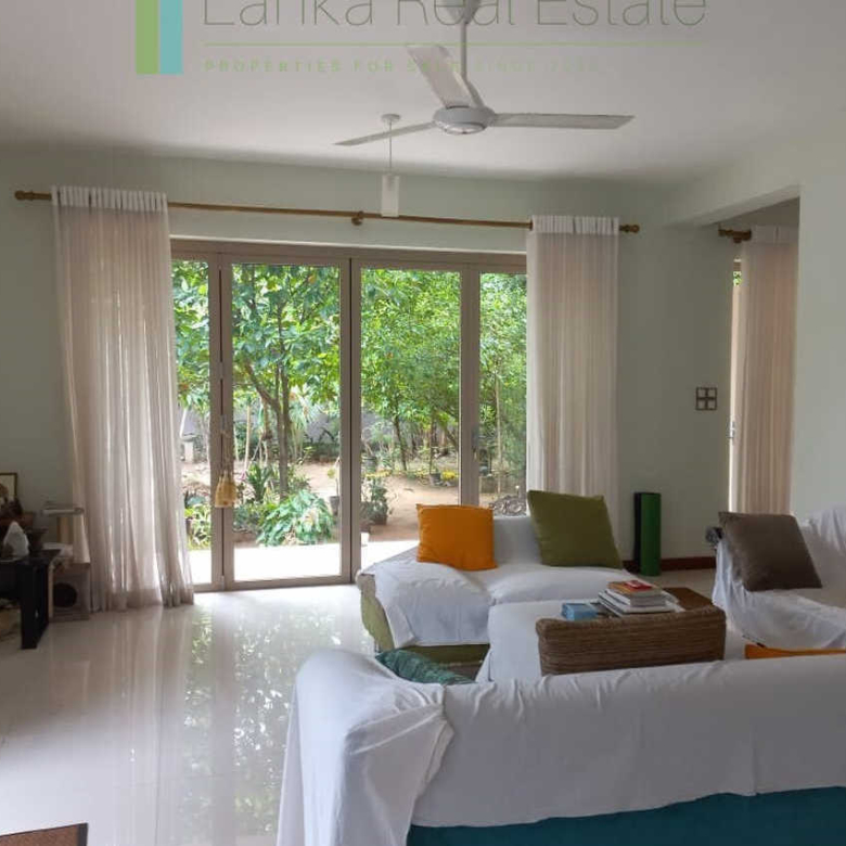 Modern villa near the beach between Colombo and Negombo