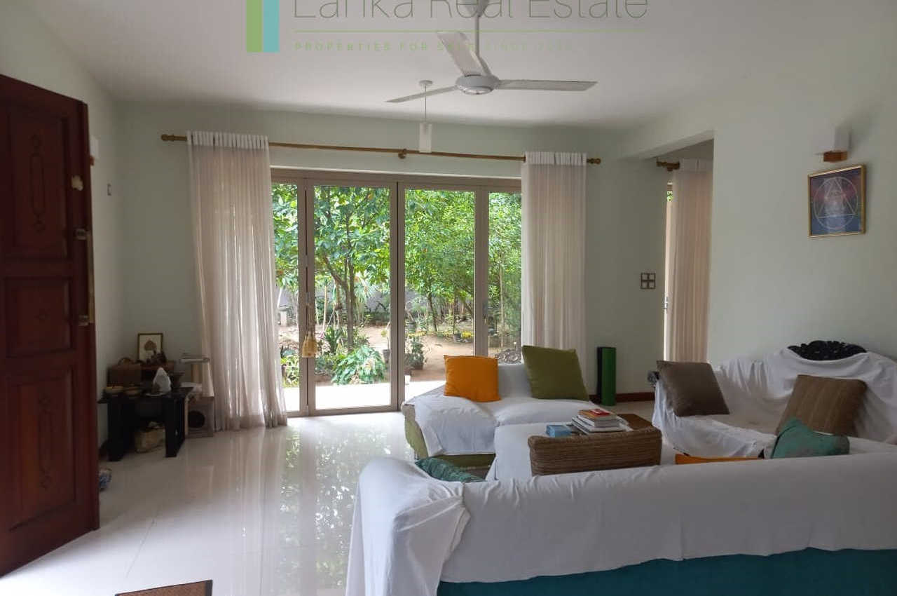 Modern villa near the beach between Colombo and Negombo