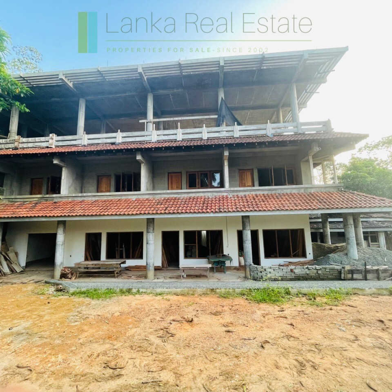 Heritage house with adjacent hotel on 45 acre estate