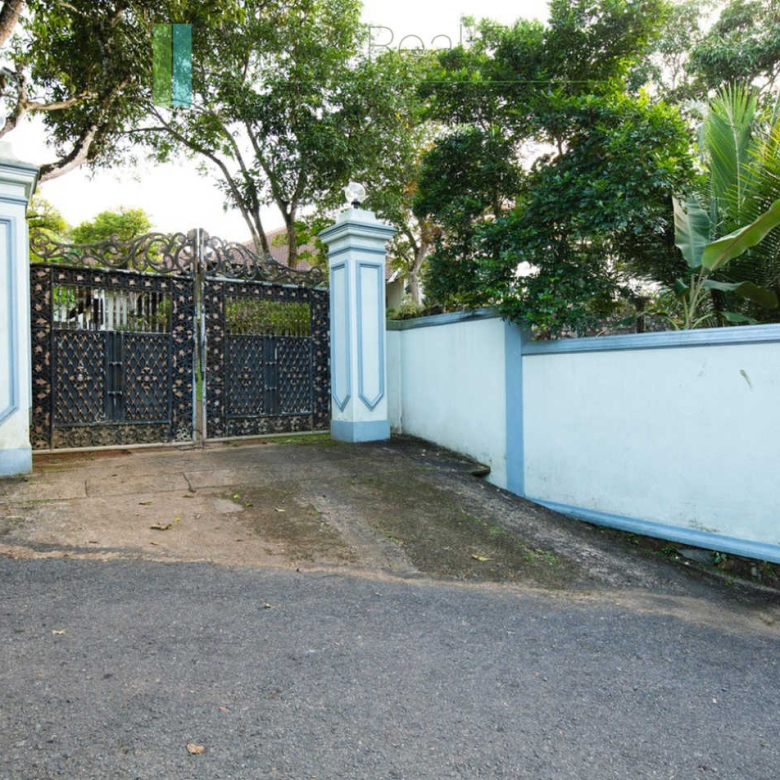 Large plot with three self-contained villas