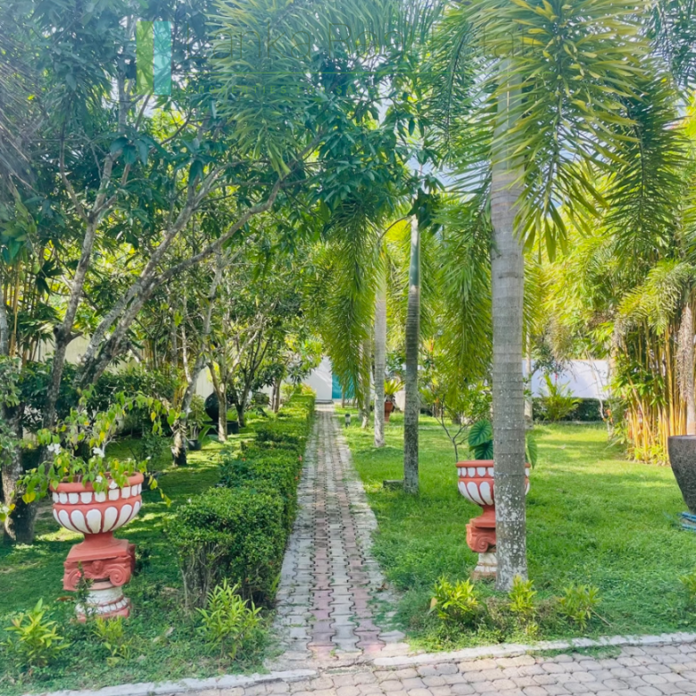 Sixteen room villa hotel in Ahangama