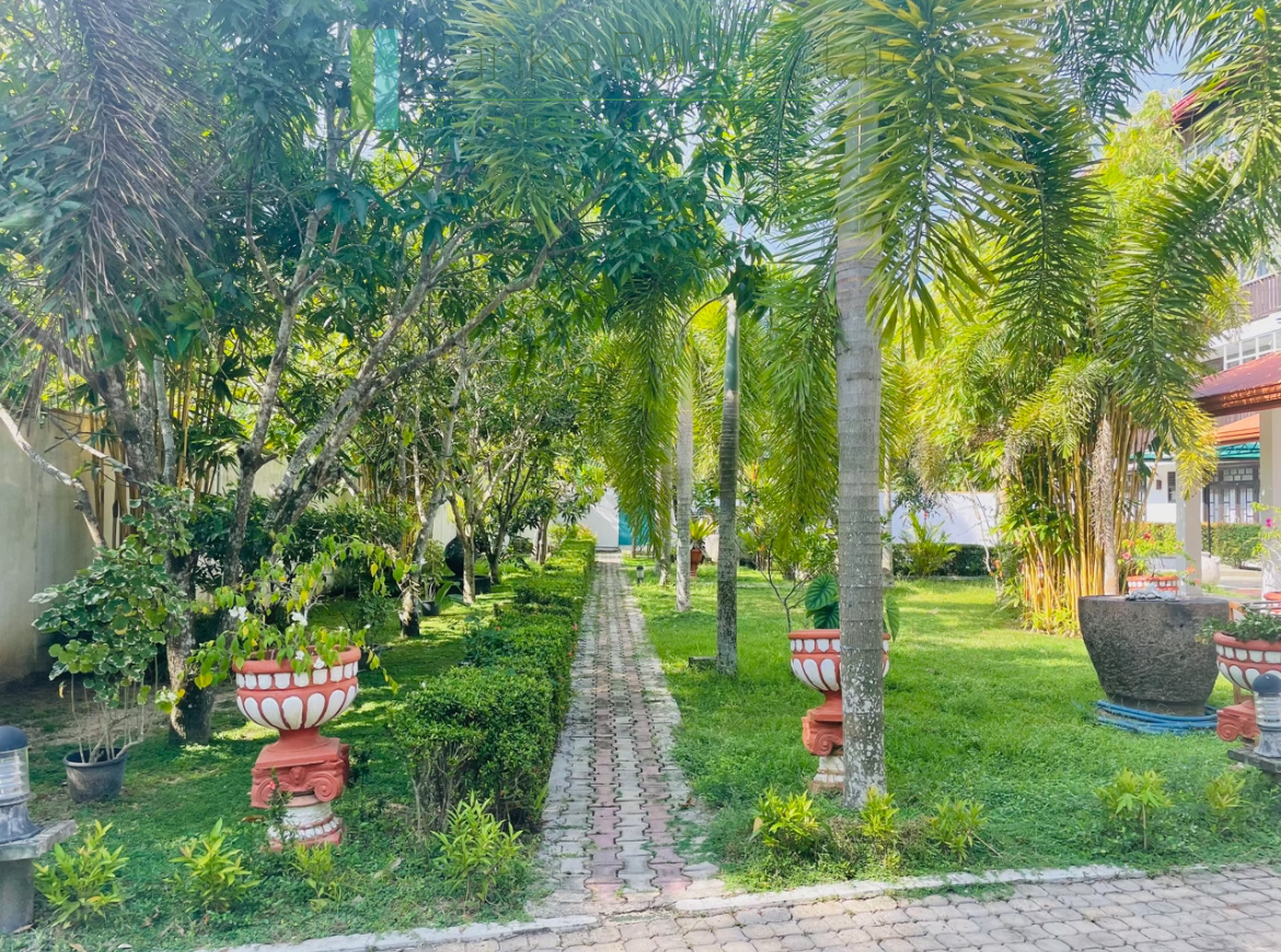 Sixteen room villa hotel in Ahangama