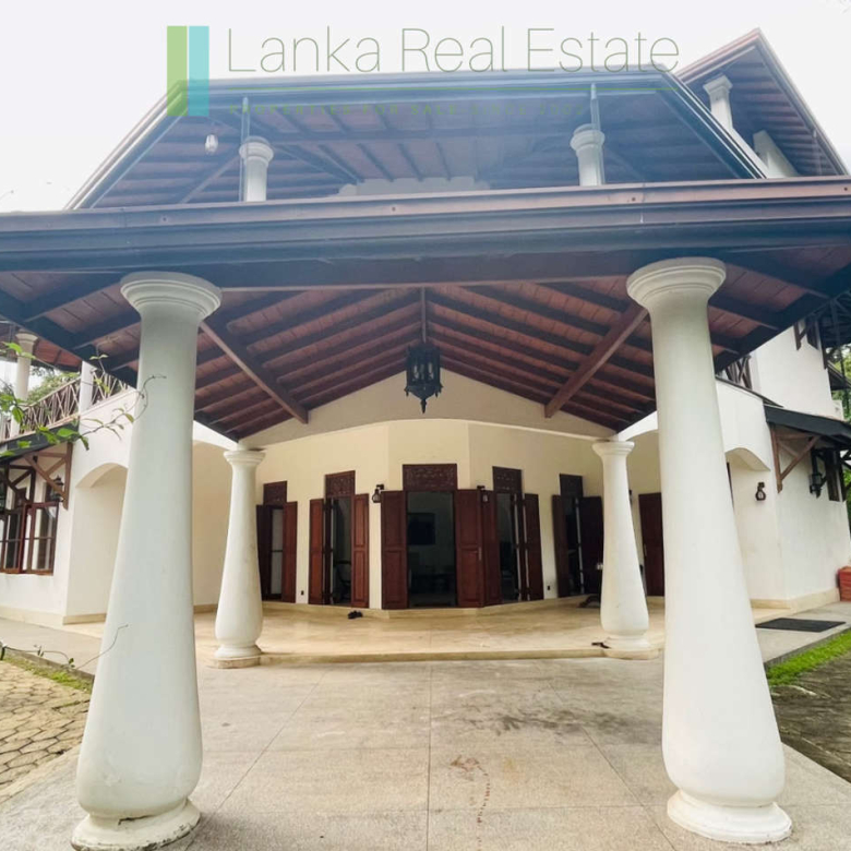 Large, well-presented villa near Hikkaduwa