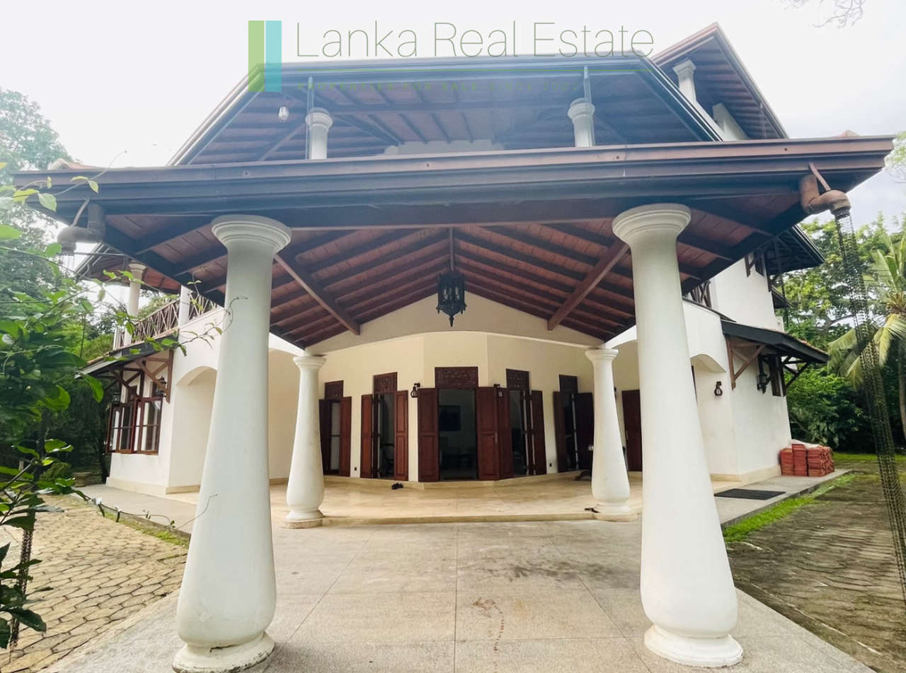 Large, well-presented villa near Hikkaduwa