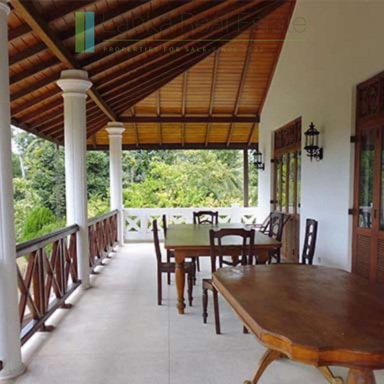 Large, well-presented villa near Hikkaduwa