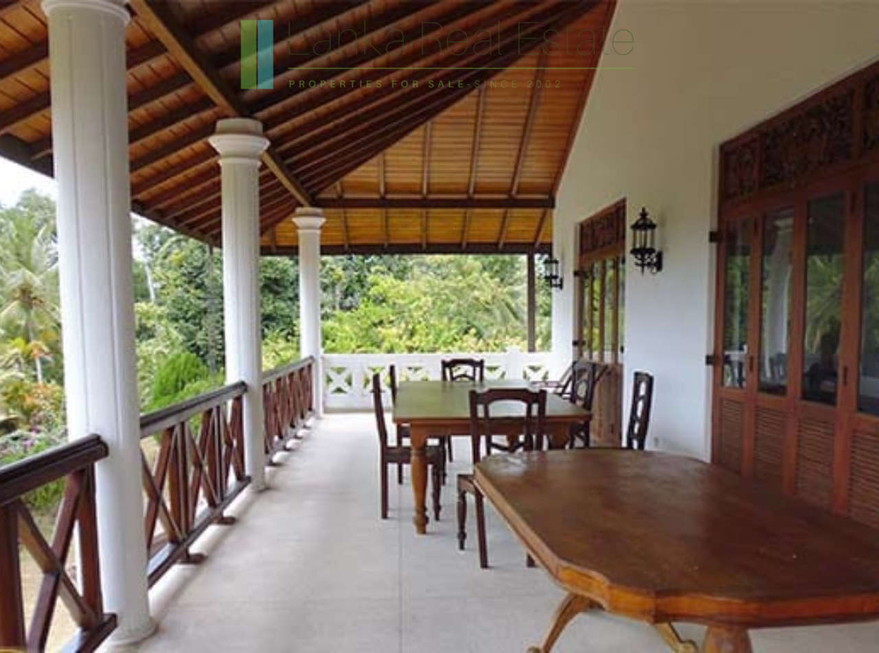Large, well-presented villa near Hikkaduwa
