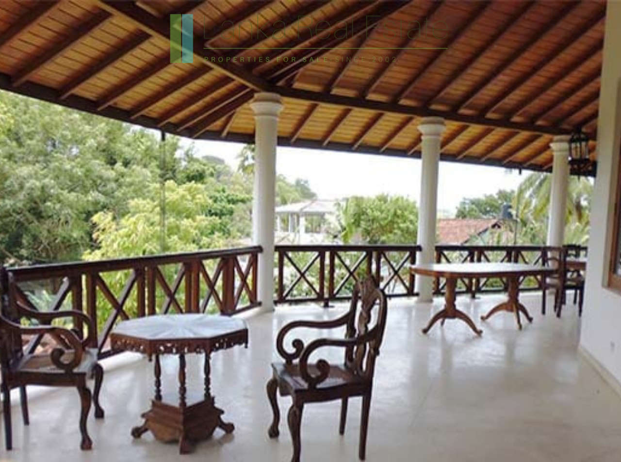 Large, well-presented villa near Hikkaduwa