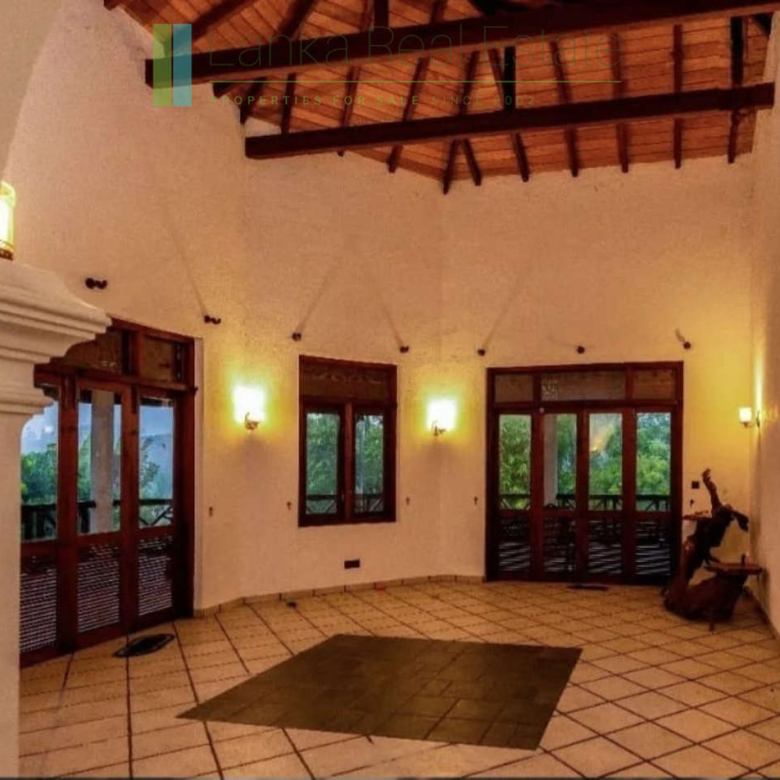 Large, well-presented villa near Hikkaduwa