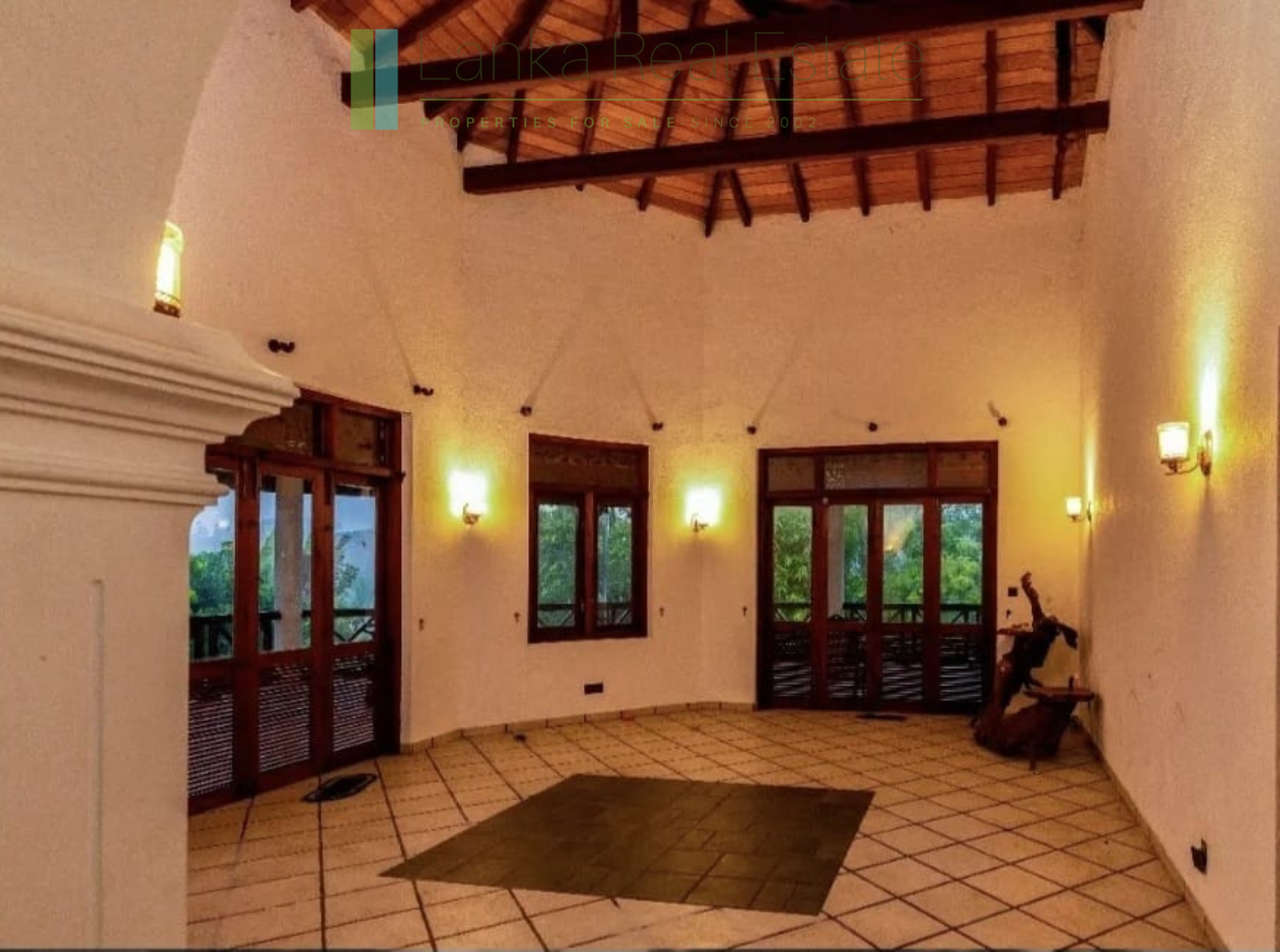 Large, well-presented villa near Hikkaduwa