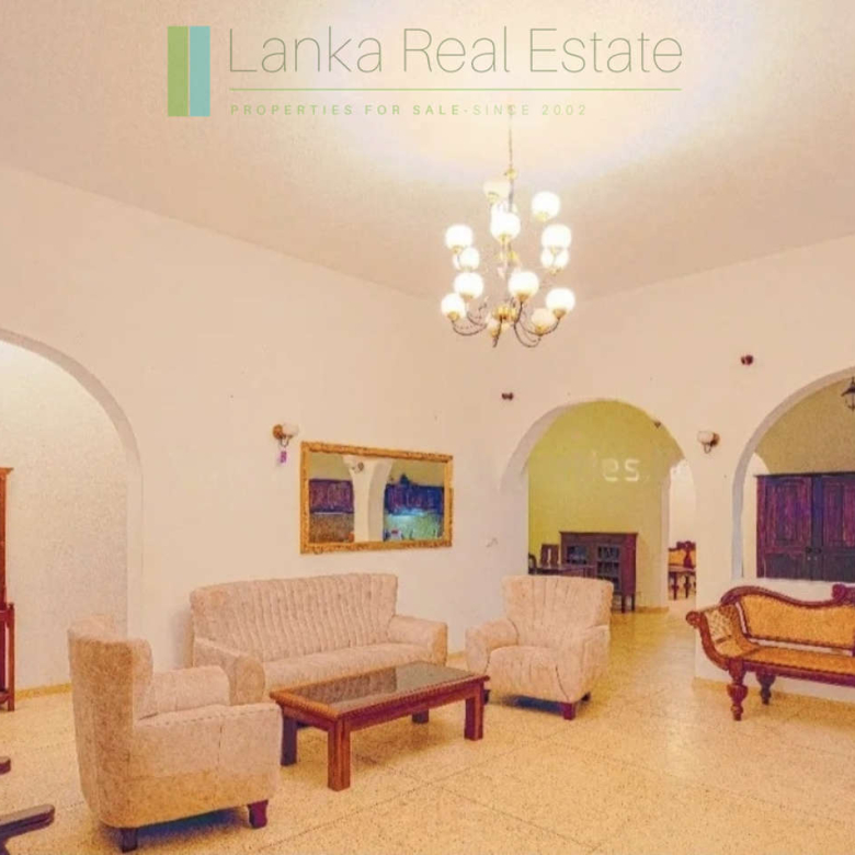 Large, well-presented villa near Hikkaduwa