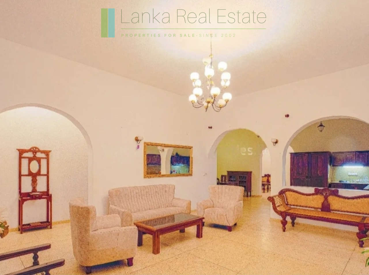 Large, well-presented villa near Hikkaduwa