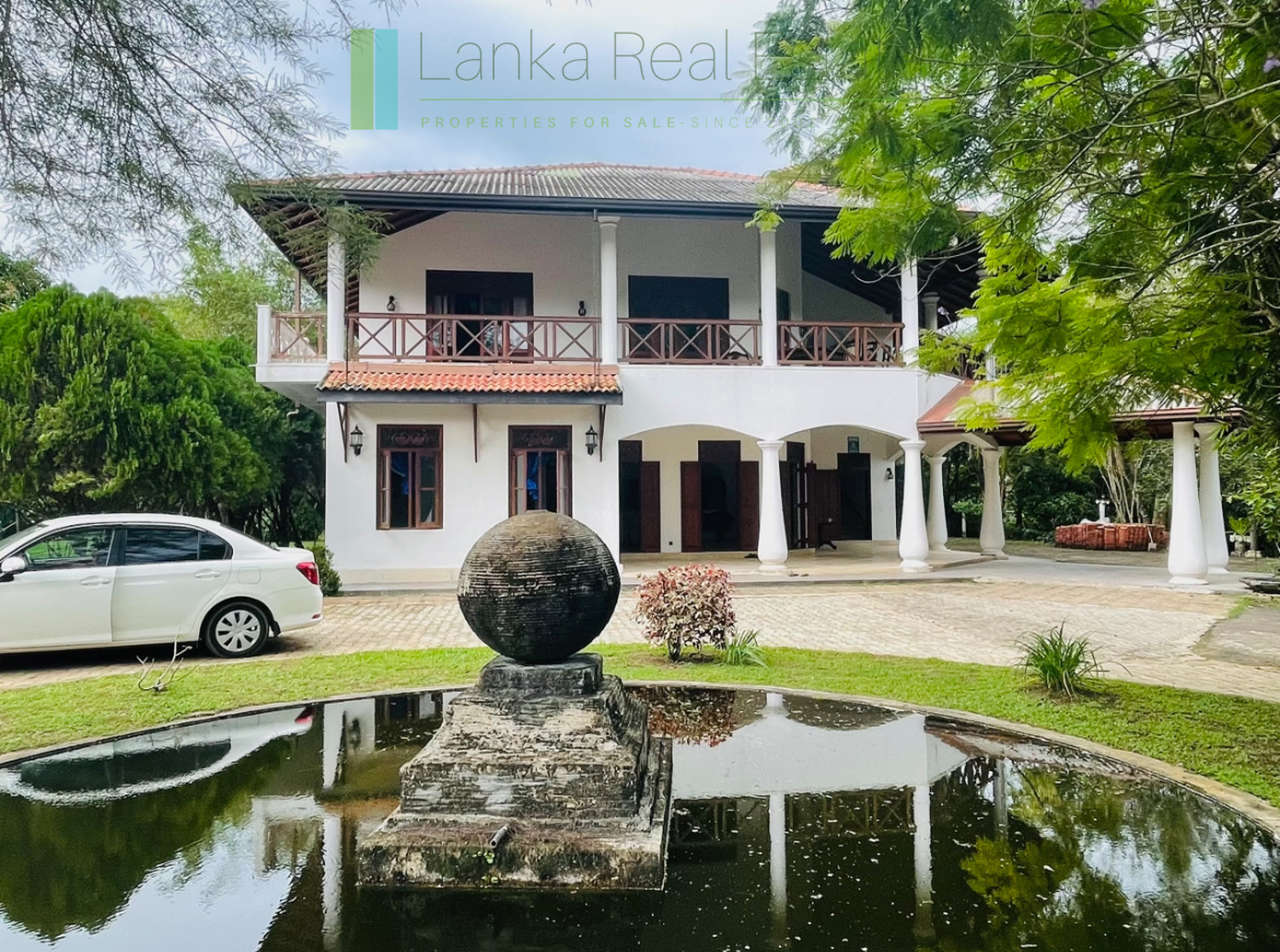 Large, well-presented villa near Hikkaduwa