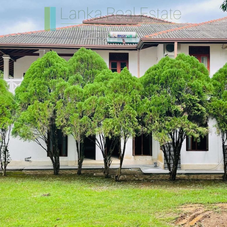 Large, well-presented villa near Hikkaduwa