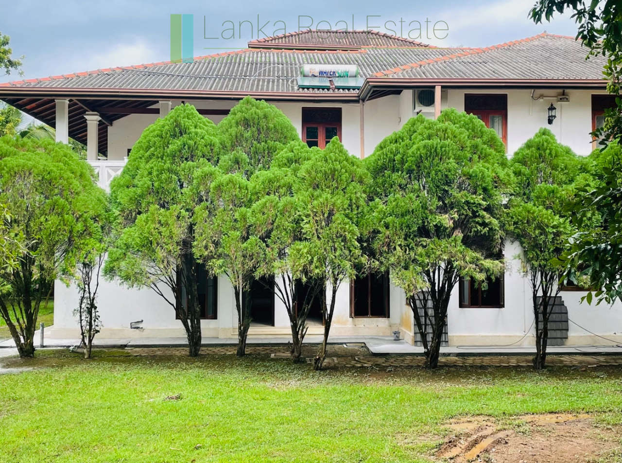 Large, well-presented villa near Hikkaduwa