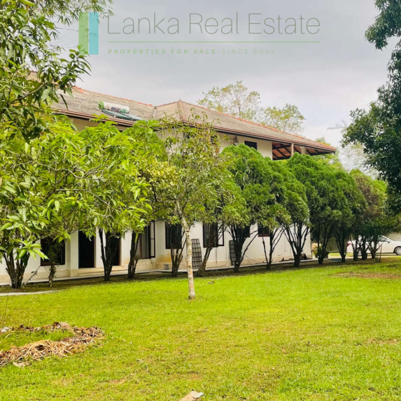 Large, well-presented villa near Hikkaduwa