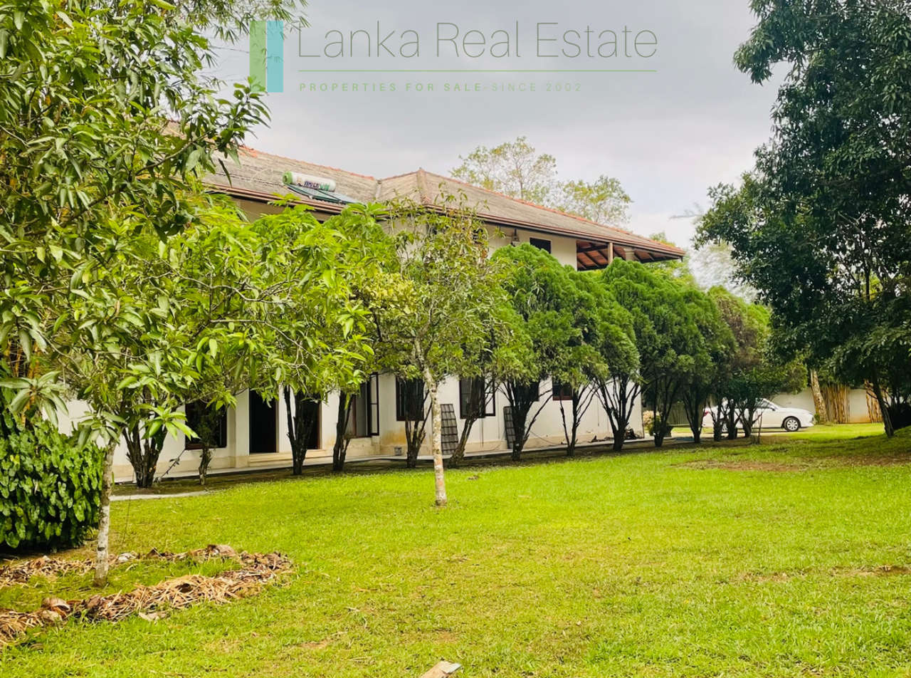 Large, well-presented villa near Hikkaduwa