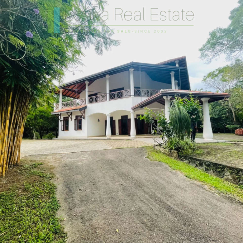 Large, well-presented villa near Hikkaduwa