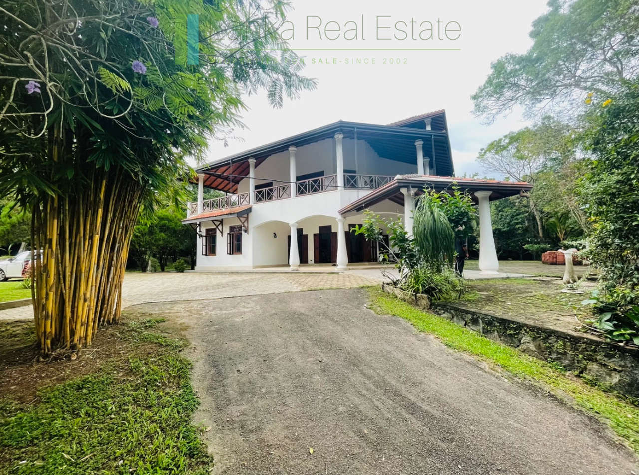 Large, well-presented villa near Hikkaduwa