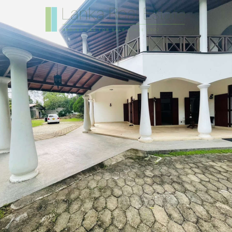 Large, well-presented villa near Hikkaduwa