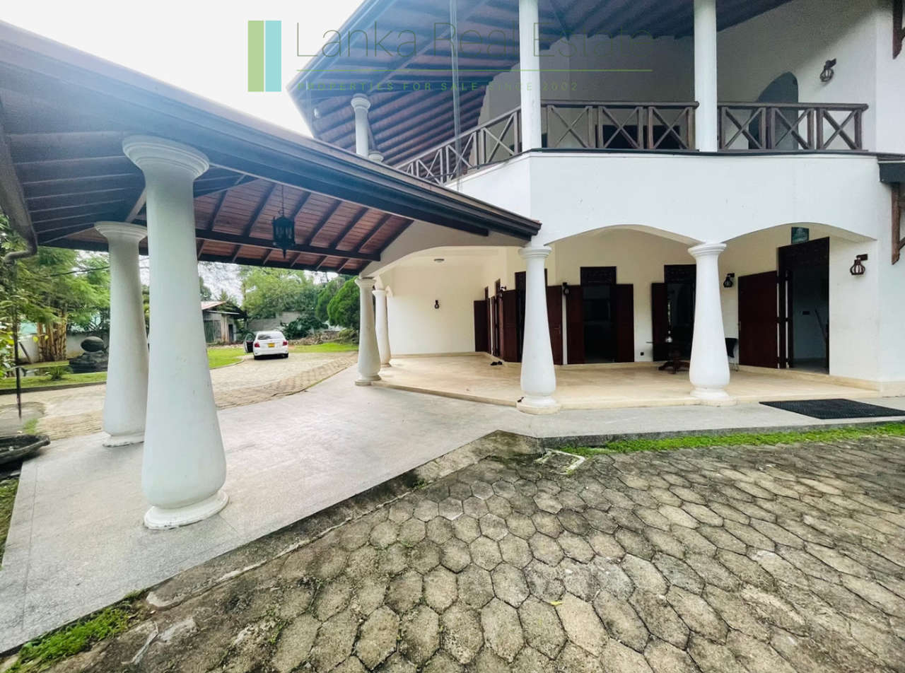 Large, well-presented villa near Hikkaduwa