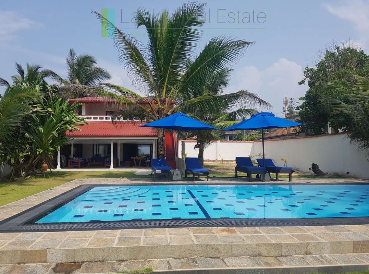 Three-bedroom beach villa in Hikkaduwa