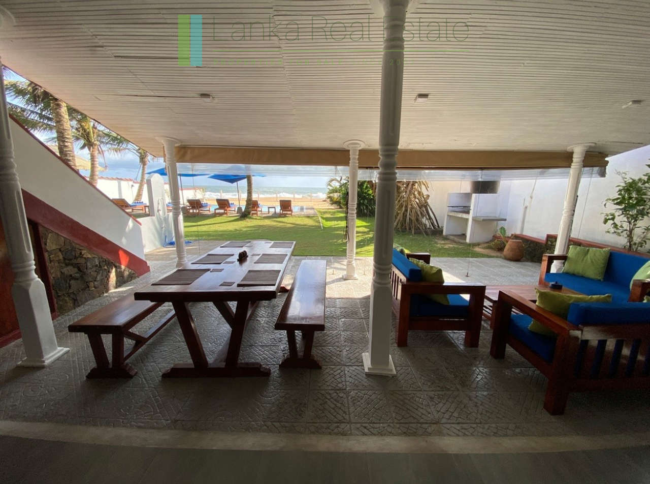 Three-bedroom beach villa in Hikkaduwa