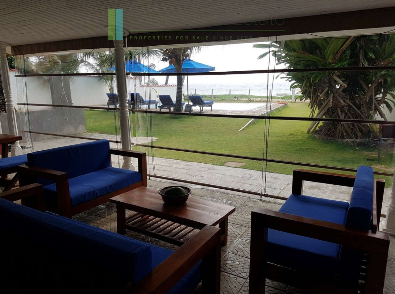Three-bedroom beach villa in Hikkaduwa
