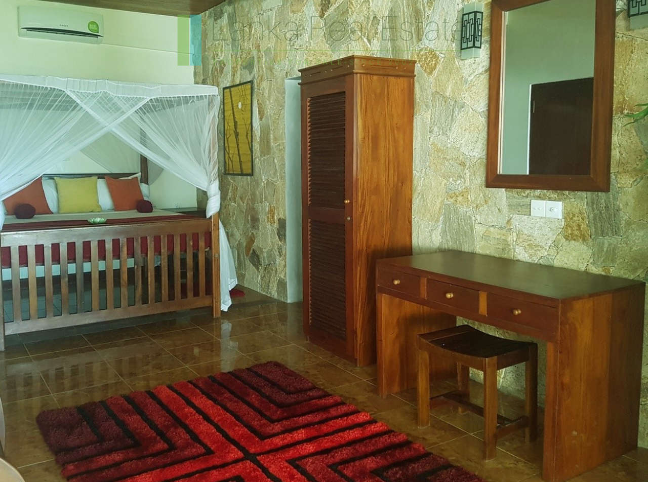 Three-bedroom beach villa in Hikkaduwa