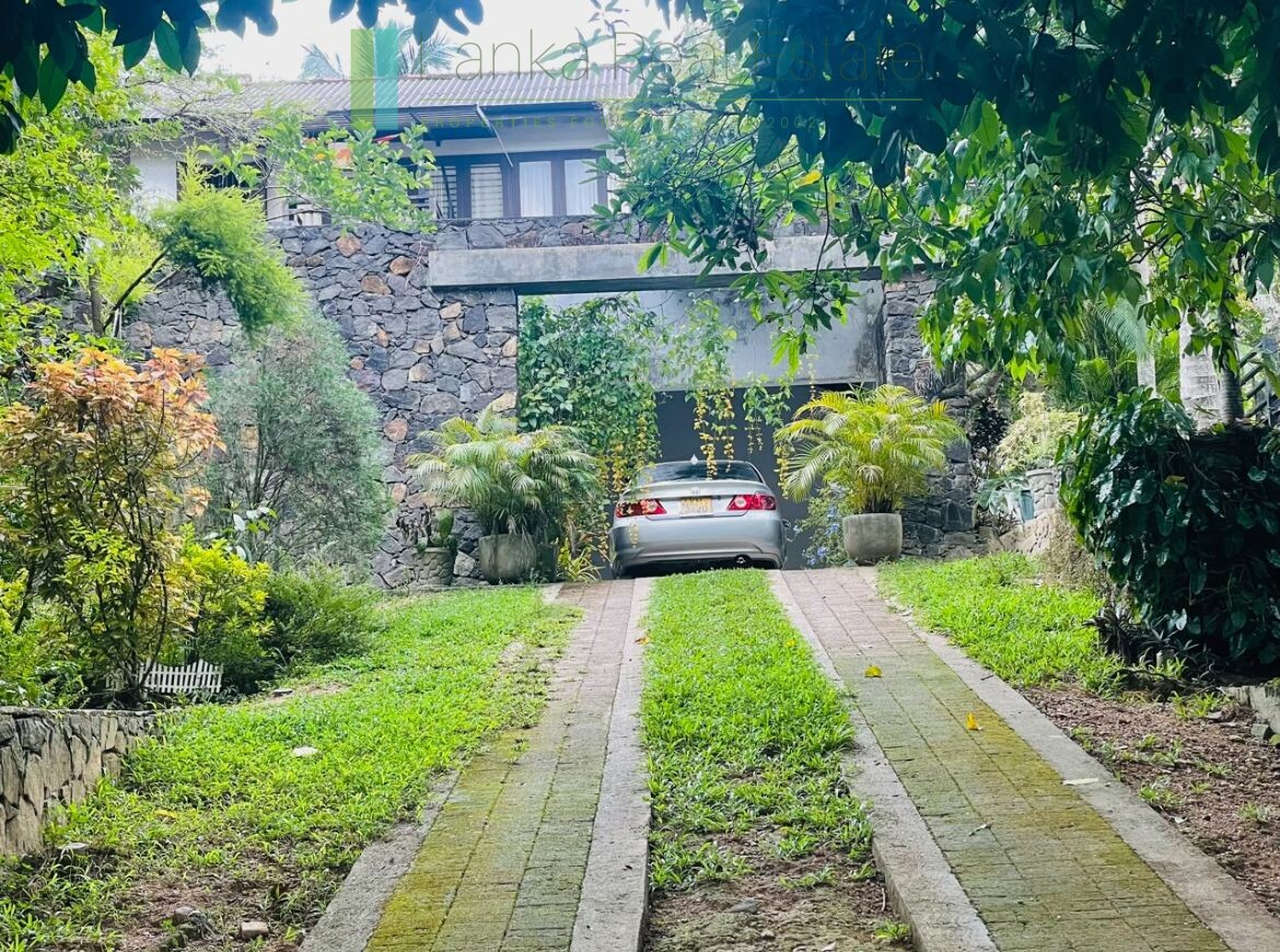 Large villa on the outskirts of Galle