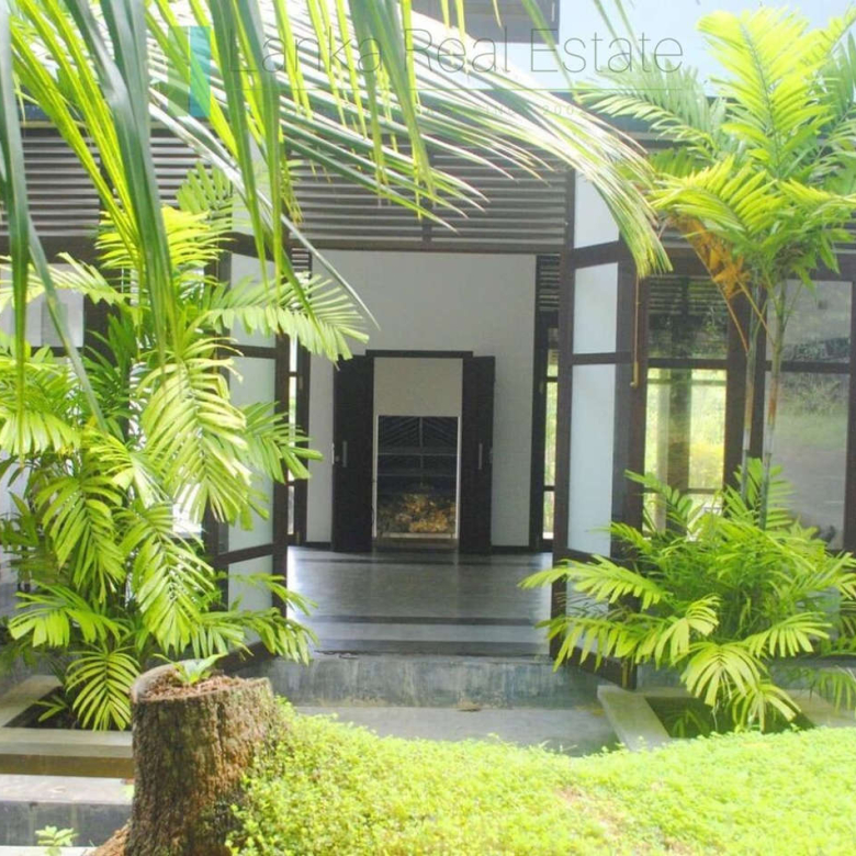 Large villa on the outskirts of Galle