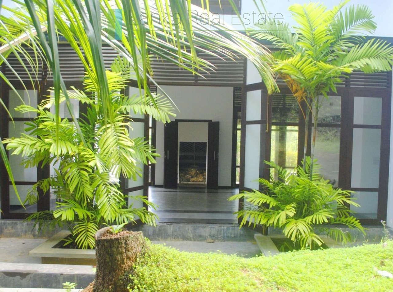 Large villa on the outskirts of Galle