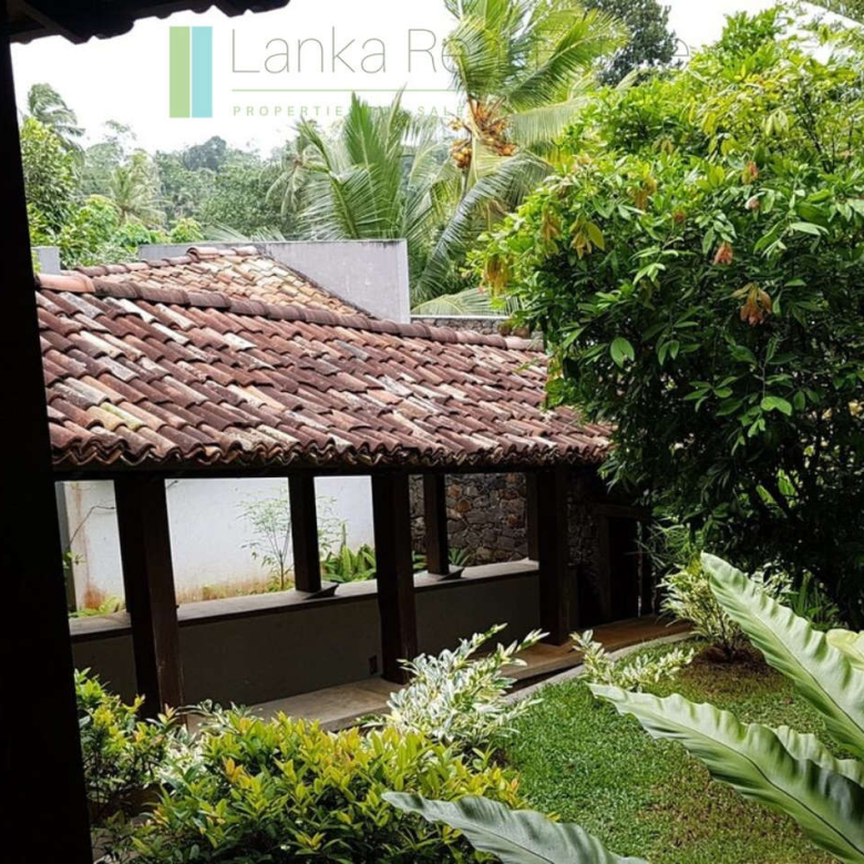 Large villa on the outskirts of Galle