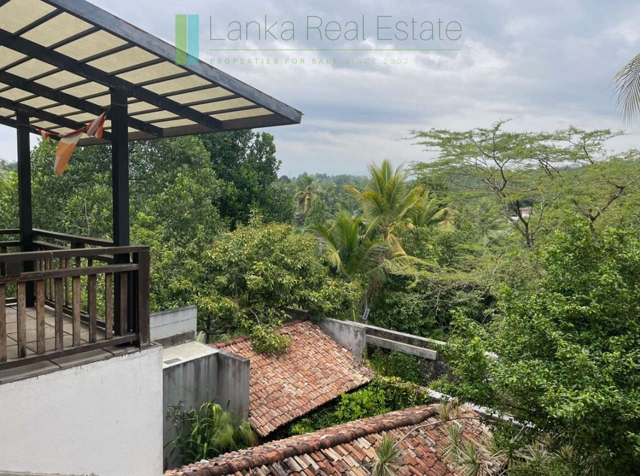 Large villa on the outskirts of Galle