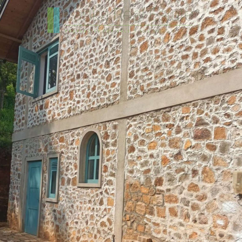 Stone built house on 10 acres in hill country