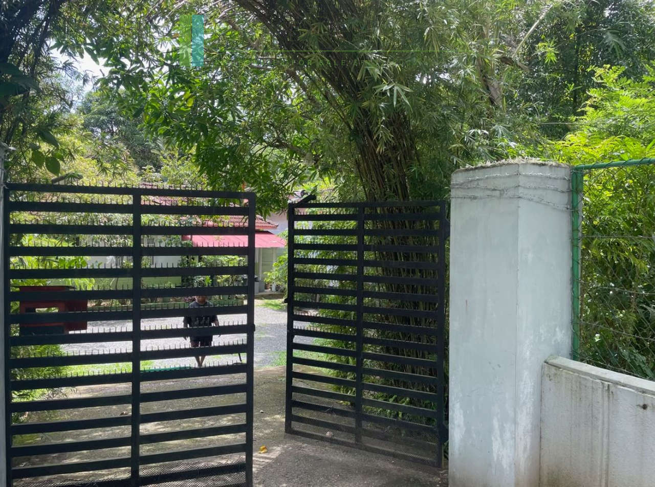 Pair of houses between Hikkaduwa and Galle