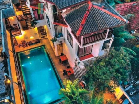 Fourteen bedroom villa/hotel in Madiha