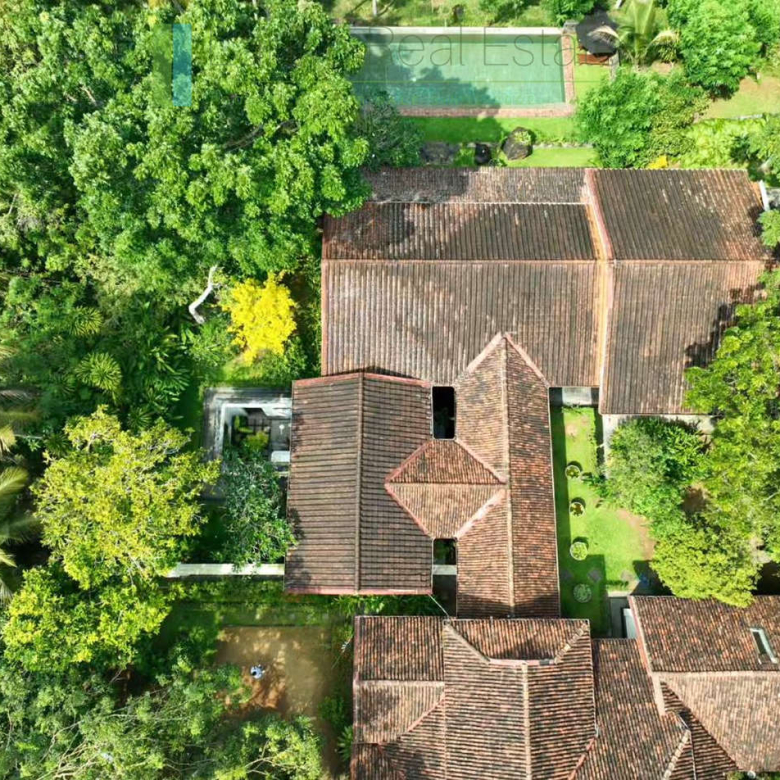 Heritage house with pool and two cottages