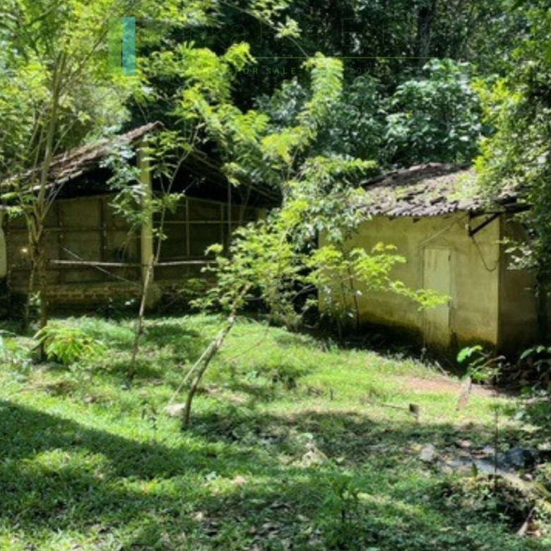 Substantial elevated development plot in desirable location