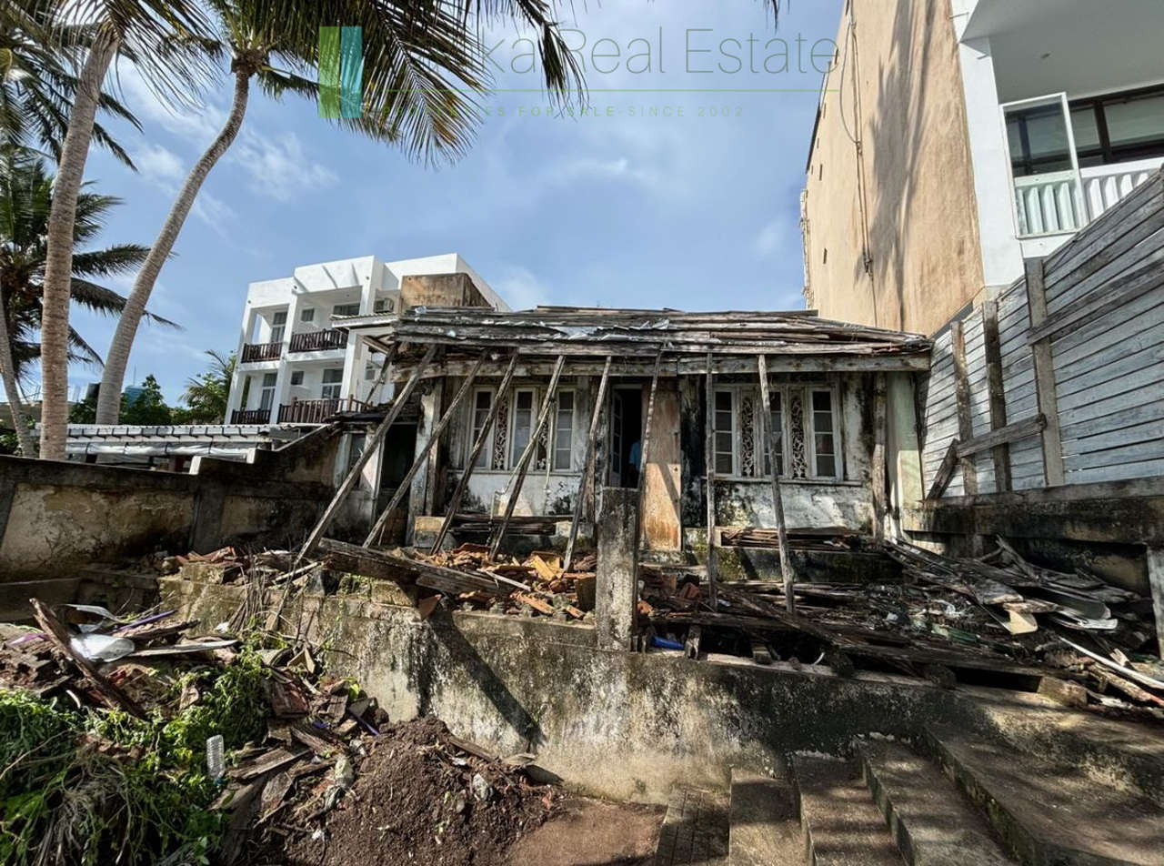 Prime Mirissa beachfront plot