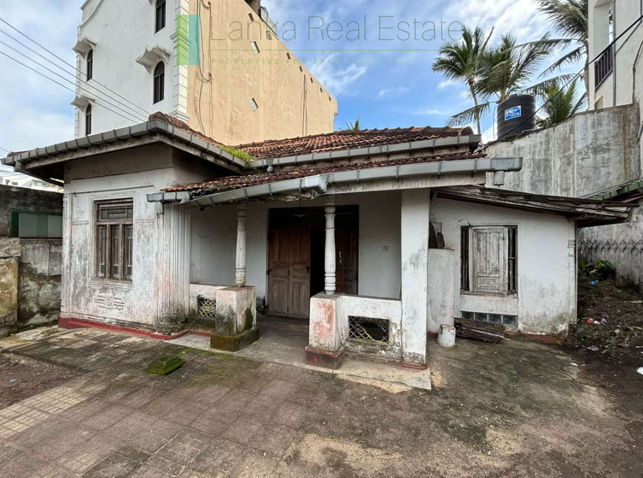 Prime Mirissa beachfront plot