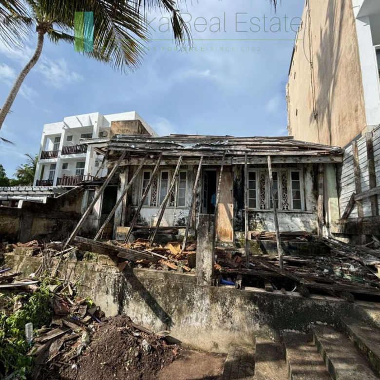 Prime Mirissa beachfront plot