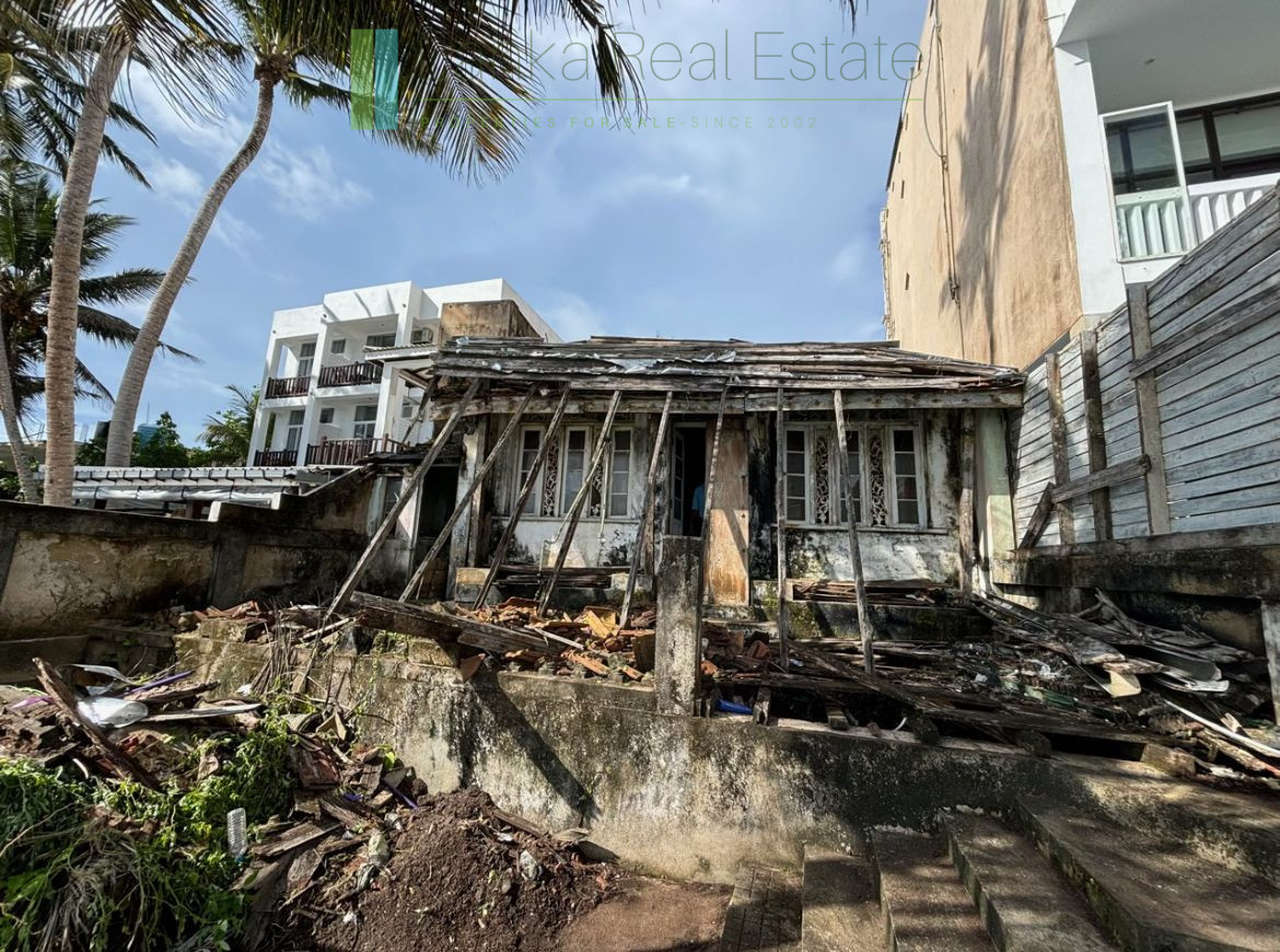 Prime Mirissa beachfront plot