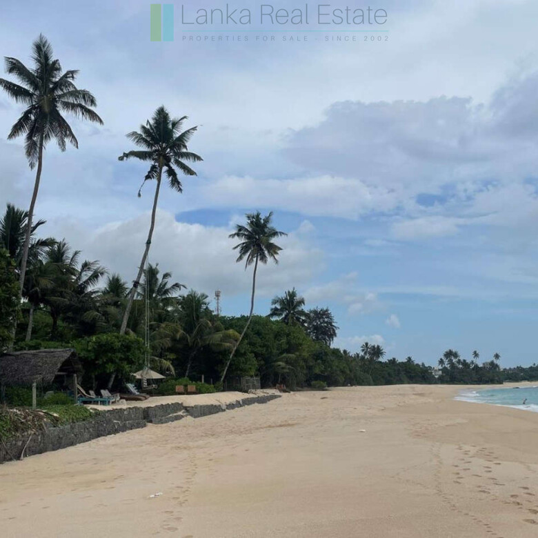 Fabulous Mirissa oceanfront on sandy beach