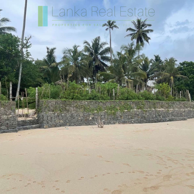 Fabulous Mirissa oceanfront on sandy beach