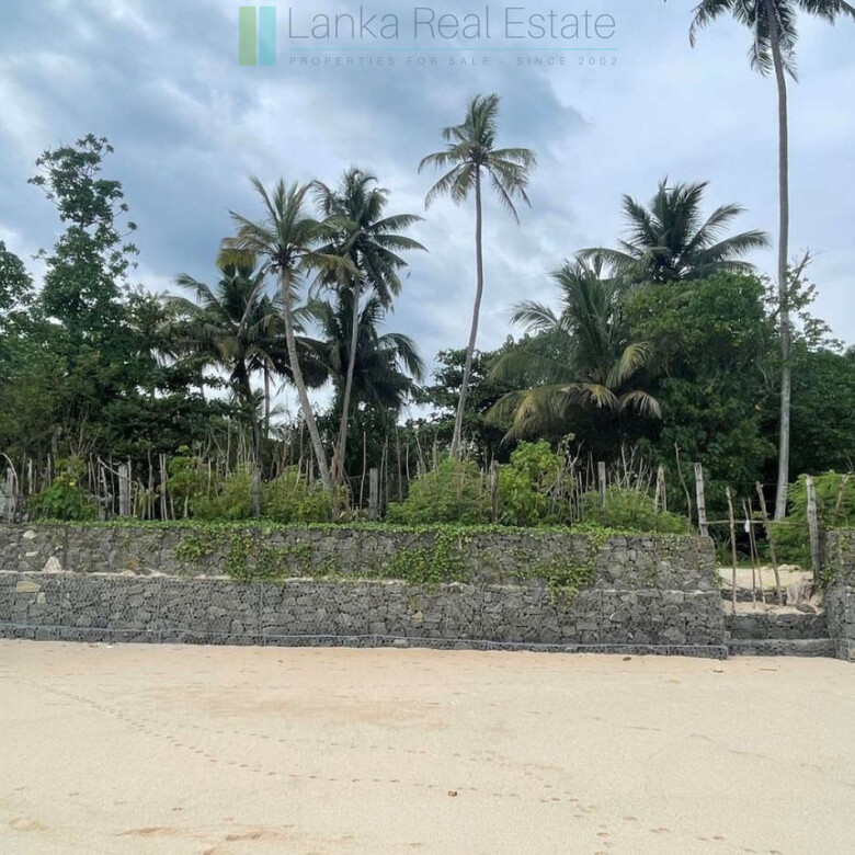 Fabulous Mirissa oceanfront on sandy beach