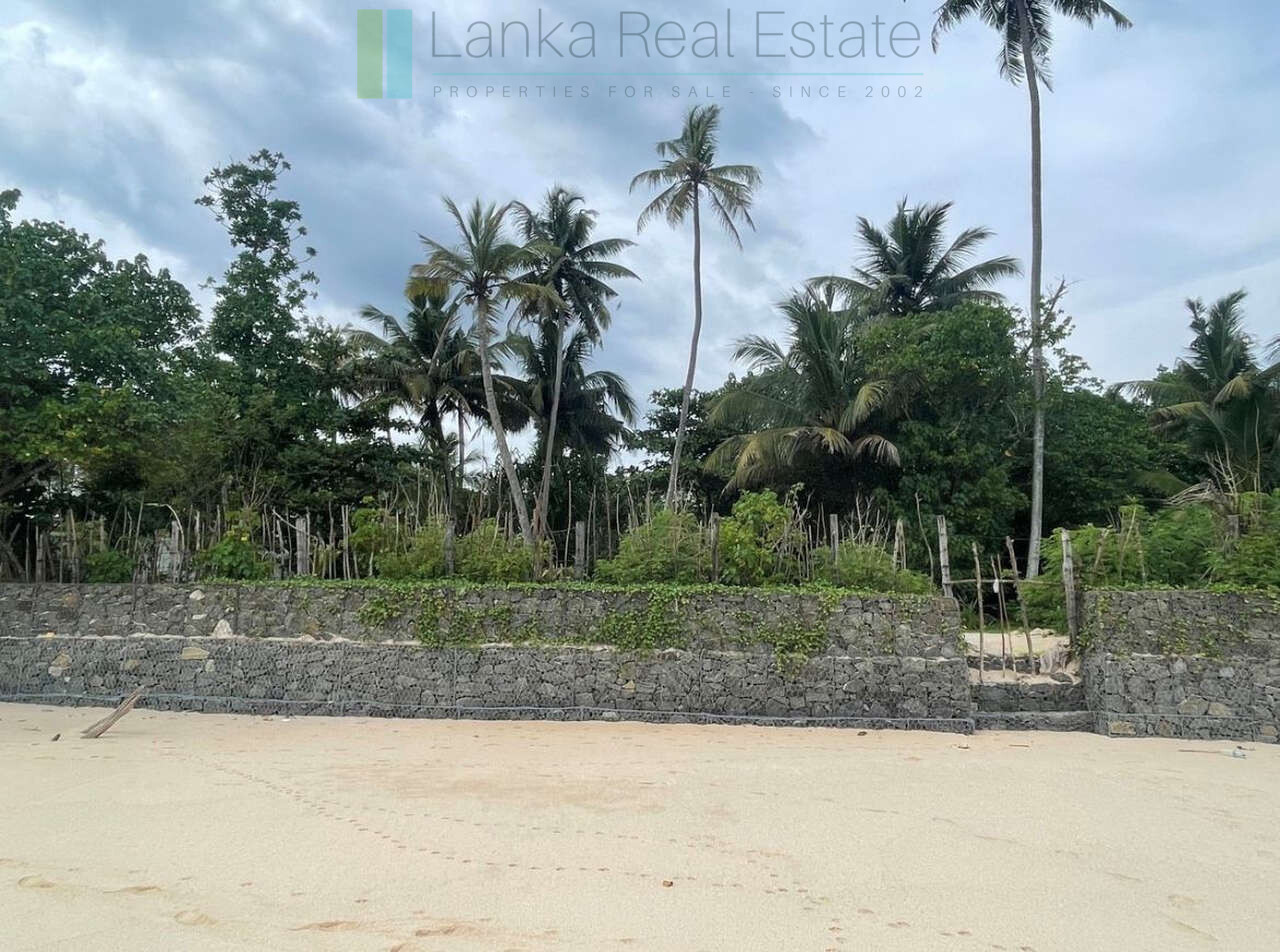 Fabulous Mirissa oceanfront on sandy beach