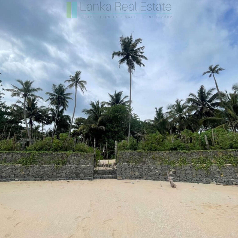 Fabulous Mirissa oceanfront on sandy beach
