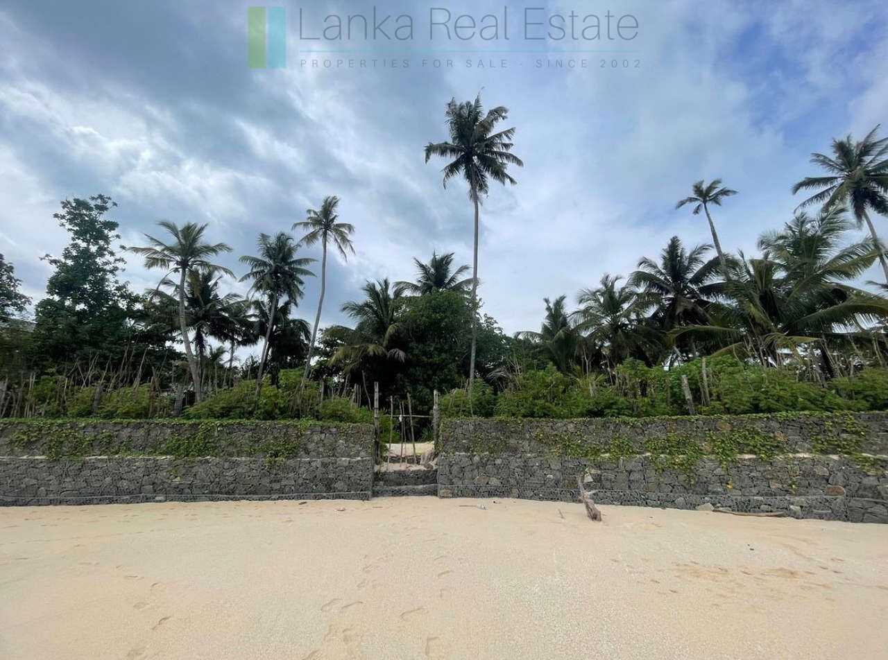 Fabulous Mirissa oceanfront on sandy beach