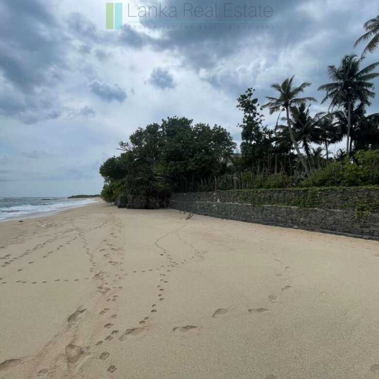 Fabulous Mirissa oceanfront on sandy beach
